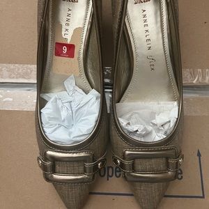 Anne Klein NNW (never worn) brown pointed toe low heel pumps with buckle SZ 9M.